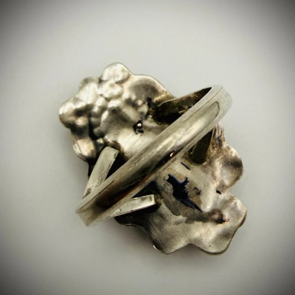 Vintage Carved Turquoise-Style Leaf Ring – Size 7.75 – Unmarked Silver-Tone